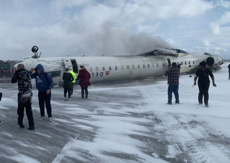 Accidente aéreo en Toronto: Avión de Delta se estrella en pista nevada