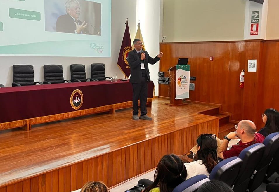 Director nacional de Psicología de la Universidad Continental participó como conferencista en Congreso Mundial de Educación en Arequipa